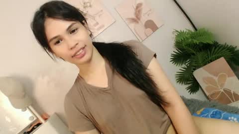 Snapshot of momi_khem019 chatting on 06/18/26, 06:13 MOMIKHEM online show from 06/18/26, 06:13