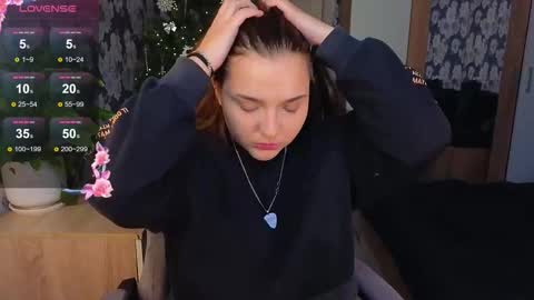 Snapshot of momiji_i chatting on 01/06/26, 11:47 Leah online show from 01/06/26, 11:47