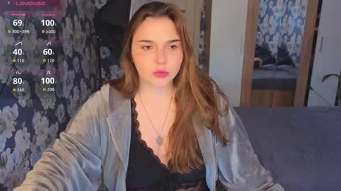 Snapshot of momiji_i chatting on 02/06/26, 10:29 Leah online show from 02/06/26, 10:29