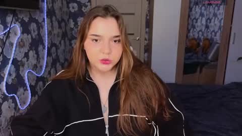 Snapshot of momiji_i chatting on 02/26/26, 10:14 Leah online show from 02/26/26, 10:14