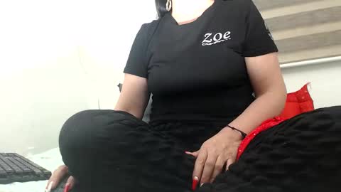 Snapshot of mommy26 chatting on 12/02/25, 01:00 mommy26 online show from 12/02/25, 01:00