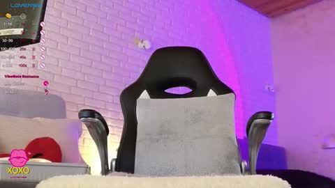 Snapshot of mommy_goddess chatting on 11/06/25, 08:04 mommy_goddess online show from 11/06/25, 08:04