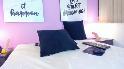 Snapshot of mommysquirt_ chatting on 12/29/24, 06:05 Kendall Evanz online show from 12/29/24, 06:05