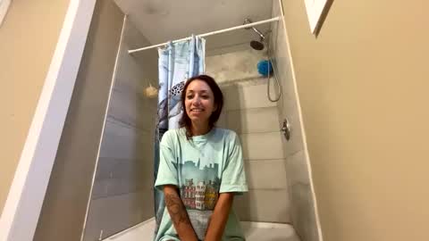 Snapshot of mommyswett chatting on 10/28/25, 01:47 mommyswett online show from 10/28/25, 01:47