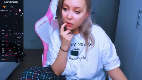 Snapshot of monalauu chatting on 12/26/24, 11:32 online show from 12/26/24, 11:32