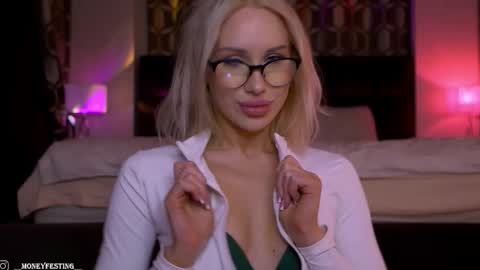 Snapshot of moneyfesting chatting on 10/16/25, 12:44 Angelina online show from 10/16/25, 12:44