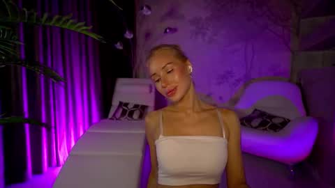 Snapshot of moneyfesting chatting on 11/07/25, 09:15 Angelina online show from 11/07/25, 09:15