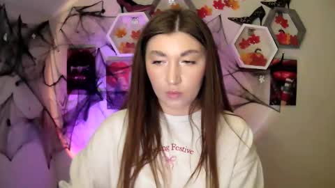 Snapshot of monica_sweets chatting on 10/09/25, 09:07 sweet girl and shine body online show from 10/09/25, 09:07