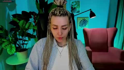 Snapshot of monicariley chatting on 06/19/26, 09:02 monicariley online show from 06/19/26, 09:02