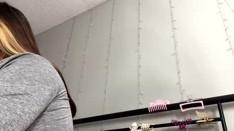 Snapshot of monicav21 chatting on 12/13/24, 04:11 Monica online show from 12/13/24, 04:11