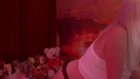 Snapshot of monicutex chatting on 11/15/25, 03:37 Monika online show from 11/15/25, 03:37