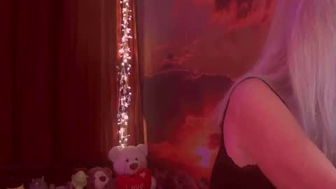 Snapshot of monicutex chatting on 11/27/25, 02:46 Monika online show from 11/27/25, 02:46