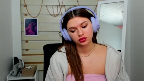 Snapshot of monika_youu chatting on 01/19/25, 10:50 Monika online show from 01/19/25, 10:50
