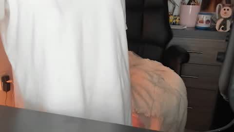 Snapshot of monilee69 chatting on 10/15/25, 10:04 Monilee online show from 10/15/25, 10:04