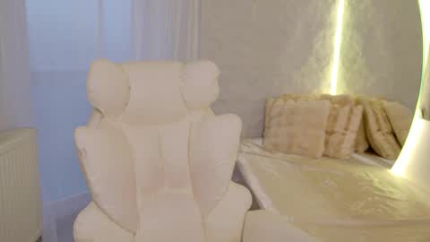 Snapshot of monique_a chatting on 12/21/25, 12:01 Ask me online show from 12/21/25, 12:01