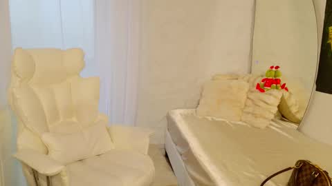 Snapshot of monique_a chatting on 01/05/26, 05:27 Ask me online show from 01/05/26, 05:27