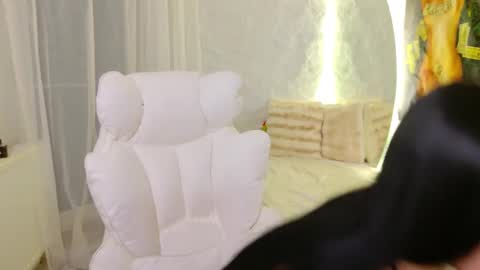 Snapshot of monique_a chatting on 01/19/26, 05:44 Ask me online show from 01/19/26, 05:44