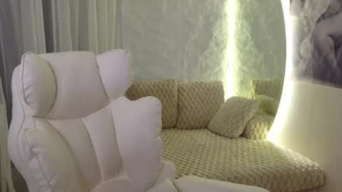 Snapshot of monique_a chatting on 05/18/26, 05:46 Ask me online show from 05/18/26, 05:46