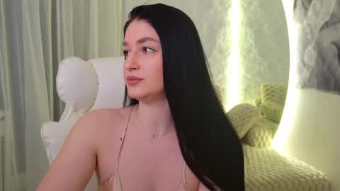 Snapshot of monique_a chatting on 05/21/26, 04:41 Ask me online show from 05/21/26, 04:41