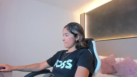 Snapshot of monserrat_blanco chatting on 09/10/25, 02:33 M O N S E  online show from 09/10/25, 02:33