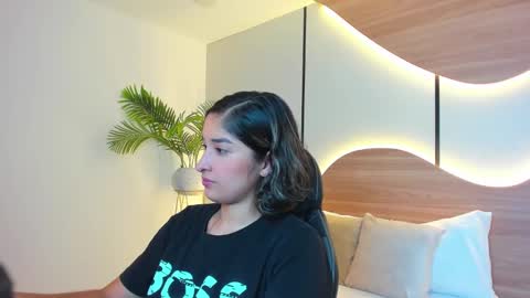 Snapshot of monserrat_blanco chatting on 09/28/25, 02:17 M O N S E  online show from 09/28/25, 02:17