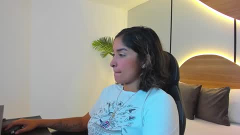 Snapshot of monserrat_blanco chatting on 09/30/25, 02:38 M O N S E  online show from 09/30/25, 02:38