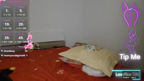 Snapshot of montserrat123 chatting on 03/12/25, 09:55 Monse online show from 03/12/25, 09:55