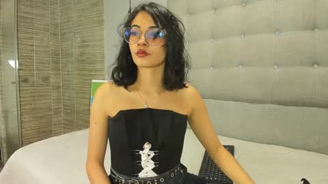 Snapshot of moon__april chatting on 10/24/25, 10:28 Elizabeth online show from 10/24/25, 10:28