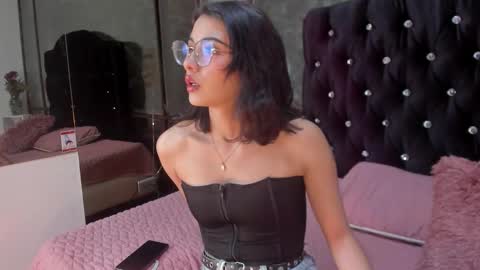 Snapshot of moon__april chatting on 10/28/25, 07:38 Elizabeth online show from 10/28/25, 07:38