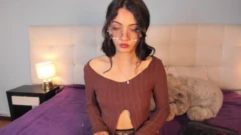 Snapshot of moon__april chatting on 11/25/25, 07:14 Elizabeth online show from 11/25/25, 07:14