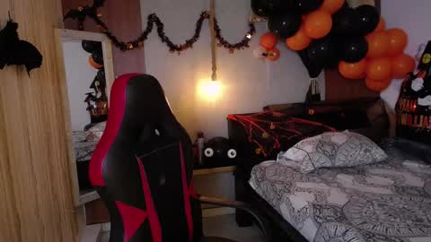 moon_and_fire_ online show from 10/28/25, 05:11