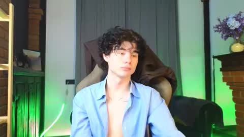 Snapshot of moon_gloww chatting on 02/15/26, 10:14 moon_gloww online show from 02/15/26, 10:14