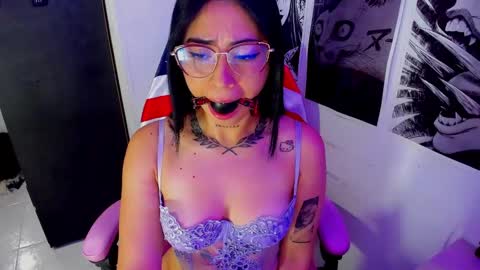 Snapshot of moon_wills chatting on 01/05/25, 01:35 MOON online show from 01/05/25, 01:35