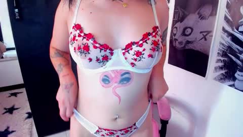 Snapshot of moon_wills chatting on 09/13/25, 06:51 MOON online show from 09/13/25, 06:51