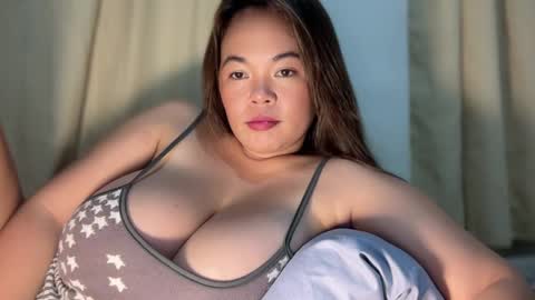 moona_luna21 online show from 11/17/25, 12:55