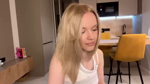 moonavellle_ online show from 07/06/26, 09:17