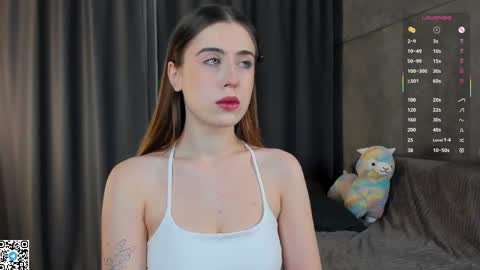 Snapshot of mooncutie_girl chatting on 10/17/25, 12:19 Sophia online show from 10/17/25, 12:19