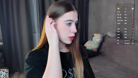 Snapshot of mooncutie_girl chatting on 11/22/25, 03:22 Sophia online show from 11/22/25, 03:22