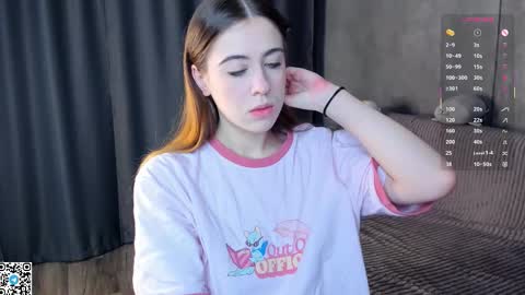 Snapshot of mooncutie_girl chatting on 11/25/25, 02:28 Sophia online show from 11/25/25, 02:28