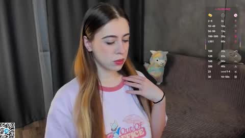 Snapshot of mooncutie_girl chatting on 11/29/25, 03:15 Sophia online show from 11/29/25, 03:15