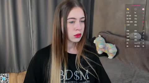 Snapshot of mooncutie_girl chatting on 12/04/25, 03:21 Sophia online show from 12/04/25, 03:21