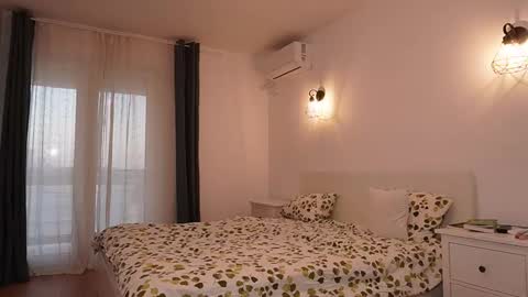 Anna online show from 10/22/25, 04:57