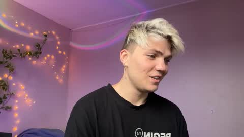 Snapshot of moonflamek chatting on 12/21/25, 02:02 moonflamek online show from 12/21/25, 02:02