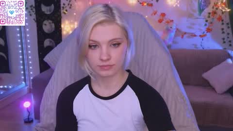 Mia   online show from 11/15/25, 07:10