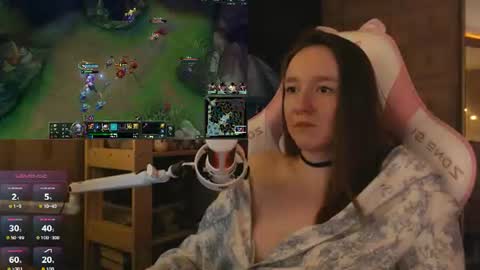 Snapshot of moonlish_siren chatting on 07/13/26, 10:45 Katrin online show from 07/13/26, 10:45