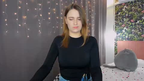 Snapshot of moonshineee_ chatting on 12/10/24, 06:06 Monica online show from 12/10/24, 06:06