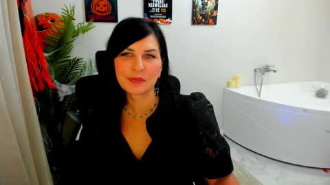 Snapshot of moonvelour chatting on 10/21/25, 04:13 Ask me online show from 10/21/25, 04:13