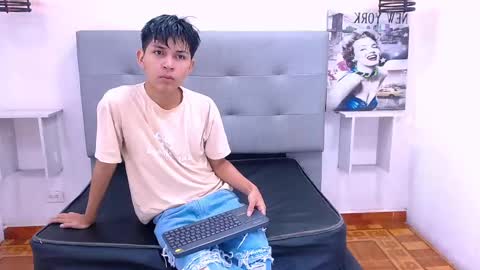 Snapshot of mortelle_ chatting on 11/17/25, 01:06 MORTELLE online show from 11/17/25, 01:06