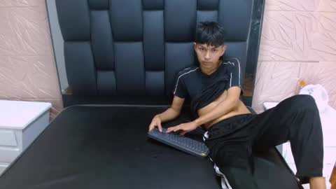 Snapshot of mortelle_ chatting on 12/22/25, 07:33 MORTELLE online show from 12/22/25, 07:33