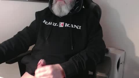 mr_boombastic2021 online show from 12/18/25, 10:32